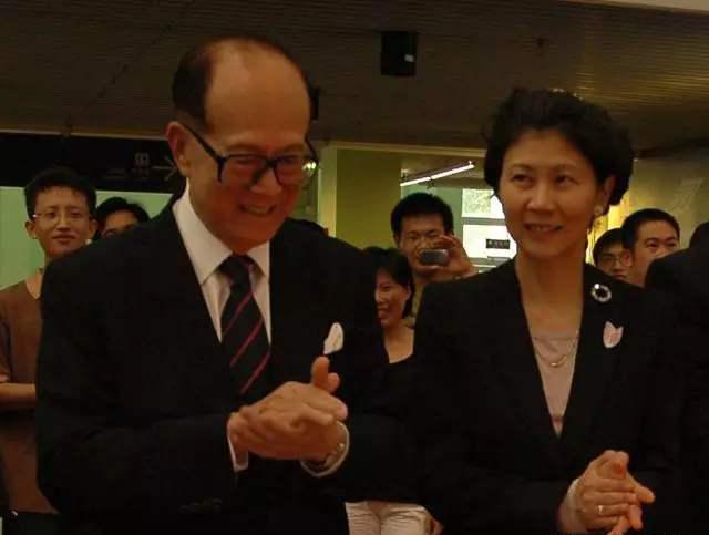 李嘉诚亲自乘私人飞机出国买口罩，购得84箱第一时间捐出