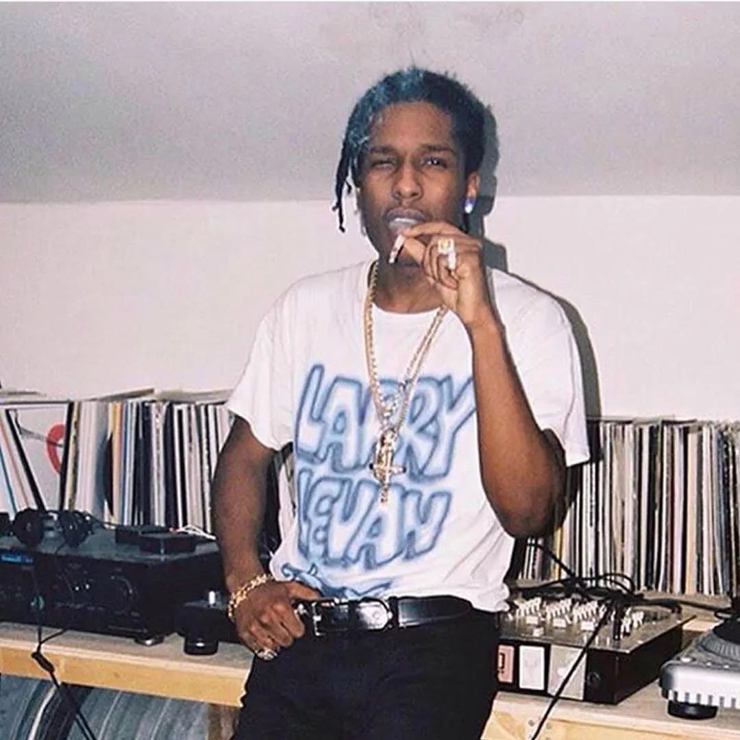 那个孙子穿Aj坐地铁，肯定是fake！