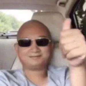 所有人注意咯，年末沙雕新闻来喽！小狗尿尿屁股冻在了地上...