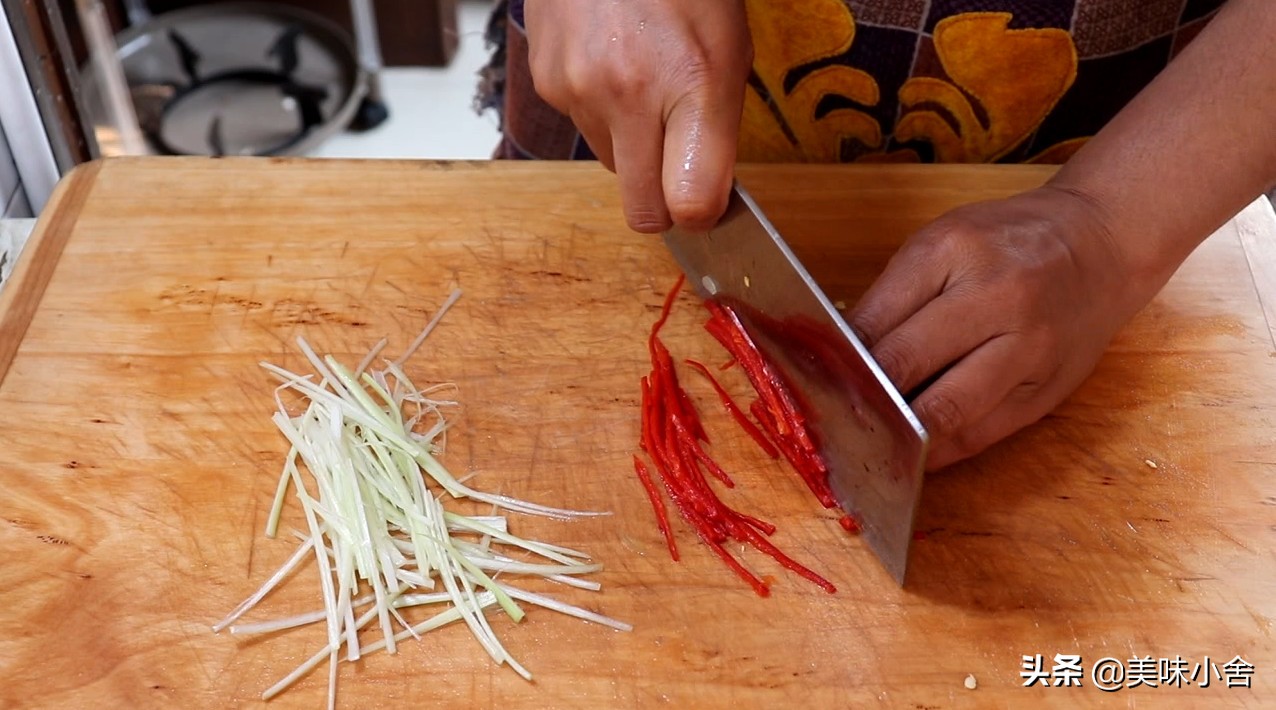 清蒸鲈鱼的正确做法鲜嫩无腥味,大厨教你清蒸鲈鱼的正确做法