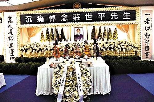 他是最穷的亿万富豪，有几十家银行，却无房无车，儿子是货车司机