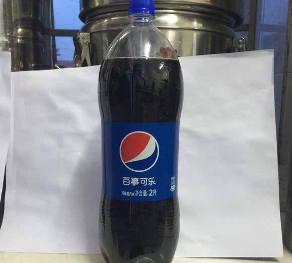 一天喝瓶可乐有危害吗,每天喝可乐两瓶连续喝一年