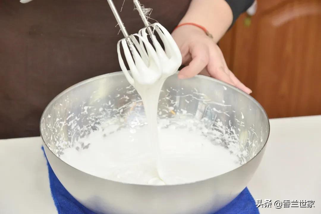 「香兰教程」熬糖版牛轧糖，这样做的牛轧糖好像草莓味的云朵