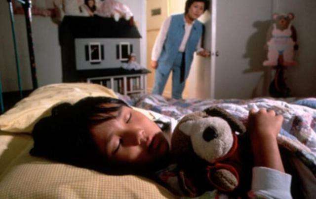 10岁儿子每晚都要摸着妈妈乳房入睡，送医检查后，医生：治不了