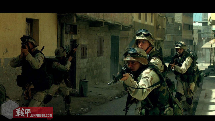 美国黑鹰战机坠落视频,十部顶级战争大片黑鹰坠落