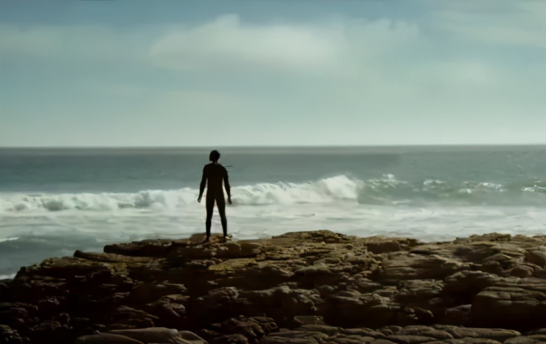 一名34岁男子跳水救人牺牲,游泳馆众人抢救溺水青年