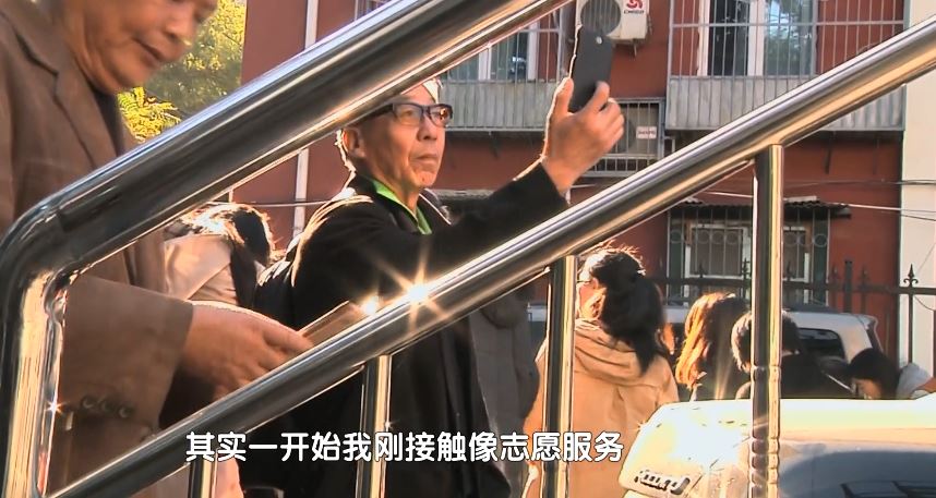 你的父母会用智能手机吗,你的爸妈会用手机吗