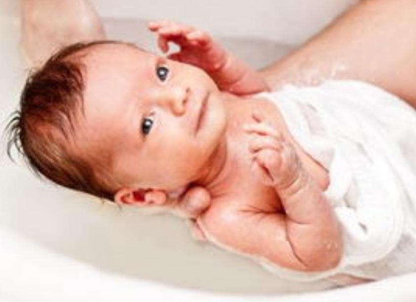 洁癖妈妈给孩子洗澡，做这动作遭婆婆训斥，这些部位再脏都别洗