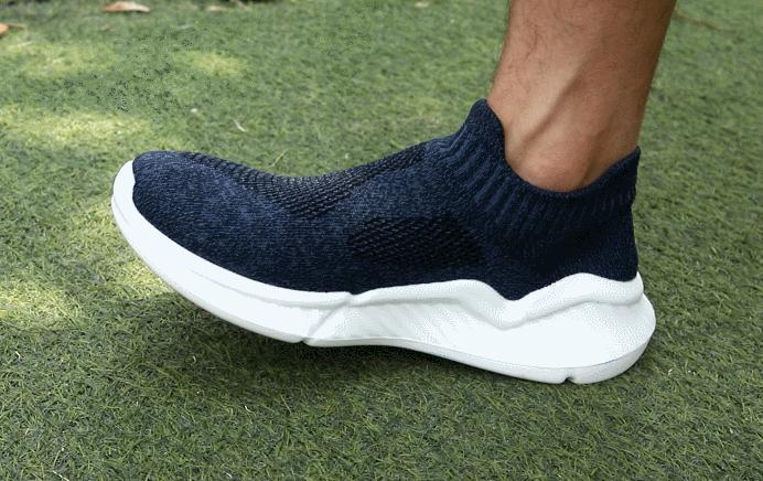 车轮*力暴**测评！小米有品国货对比洋牌斯凯奇，看哪双还能穿着蹦迪