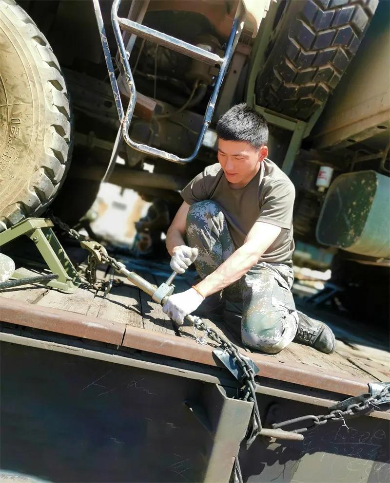 少尉服役8年是什么军衔,少尉新疆军区三等功