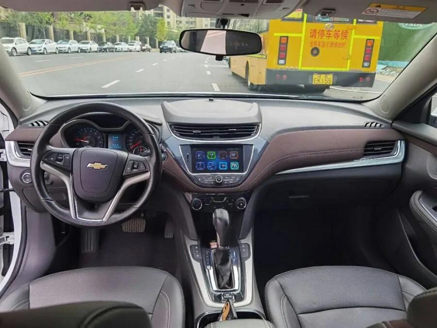 雪佛兰迈锐宝2.0白色黑顶街拍,雪佛兰迈锐宝拆车测评