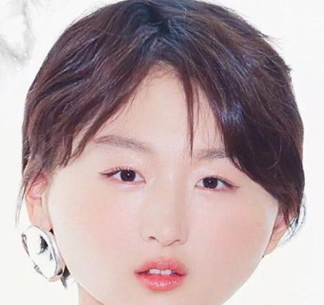 周冬雨拔智齿脸肿成了表情包,周冬雨拔智齿前后脸型对比图