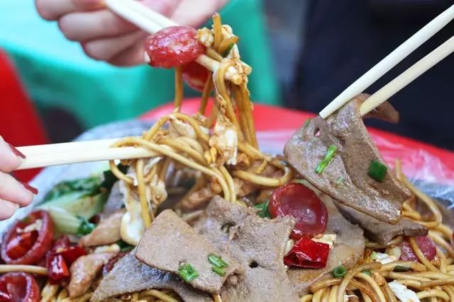 武汉步行街摆地摊,在武汉摆地摊的老乡们