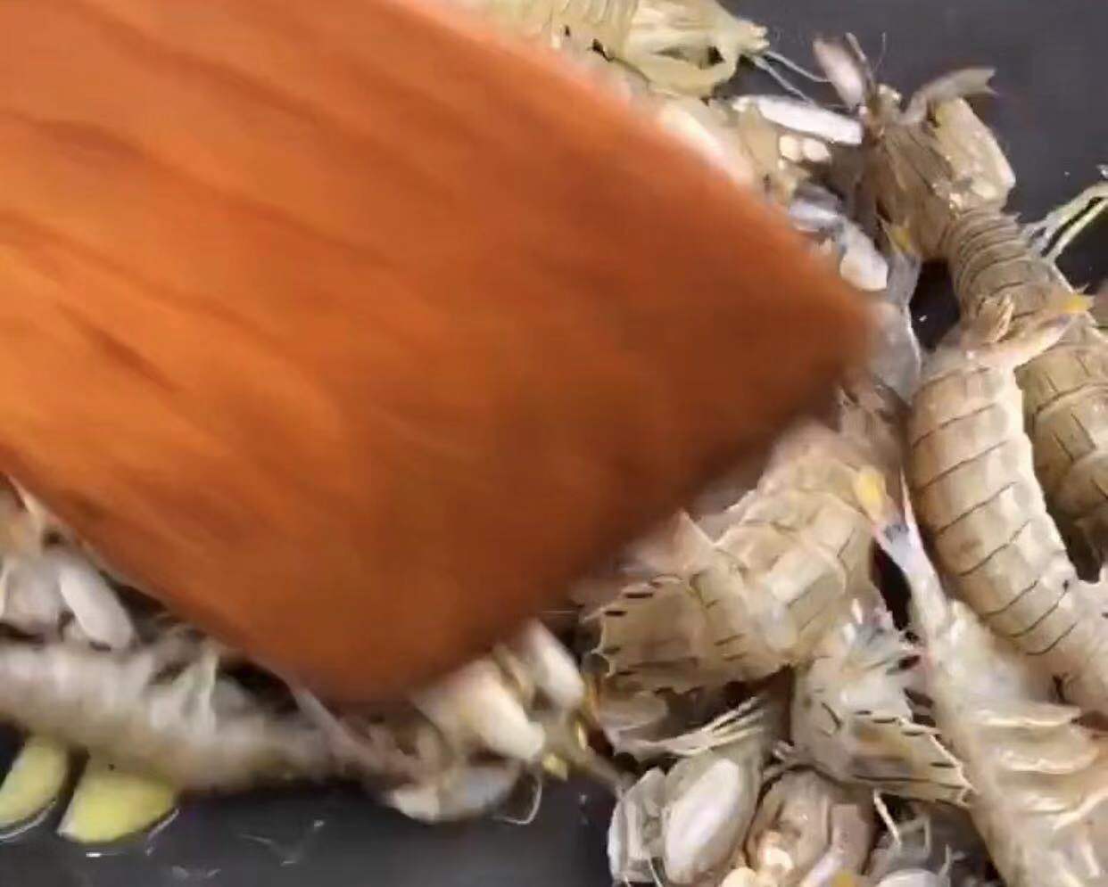 椒盐皮皮虾很入味直接上手扒开吃,椒盐皮皮虾的最全做法