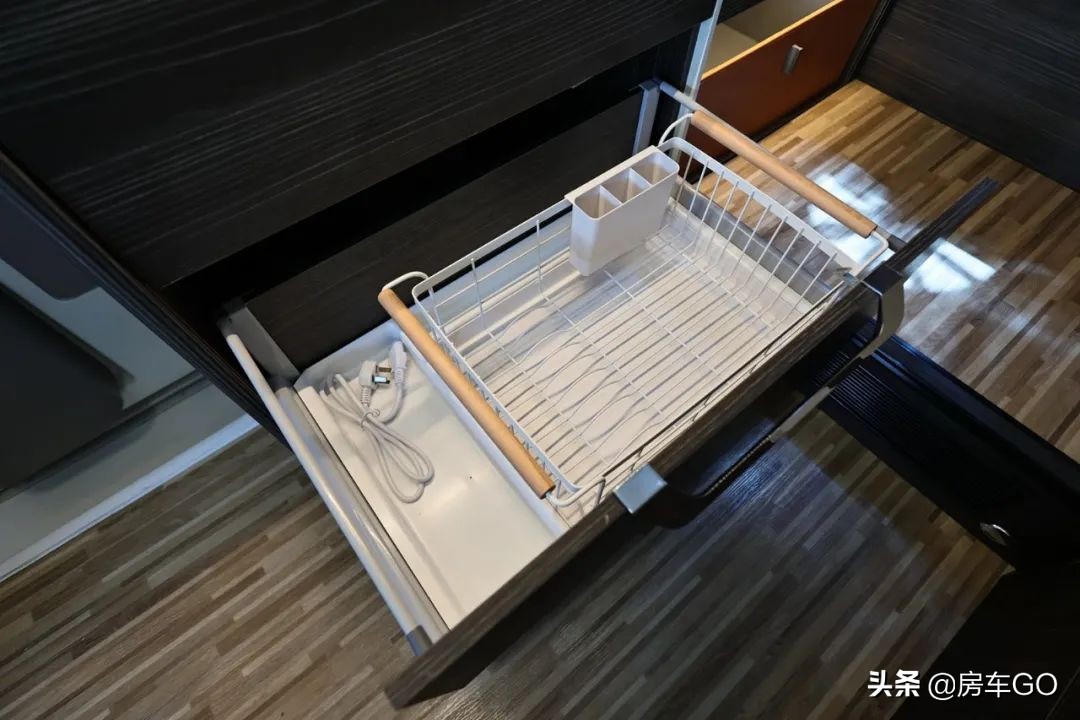 这台房车有5种充电方式，车内电器语音控制，卫生间也是干湿分离