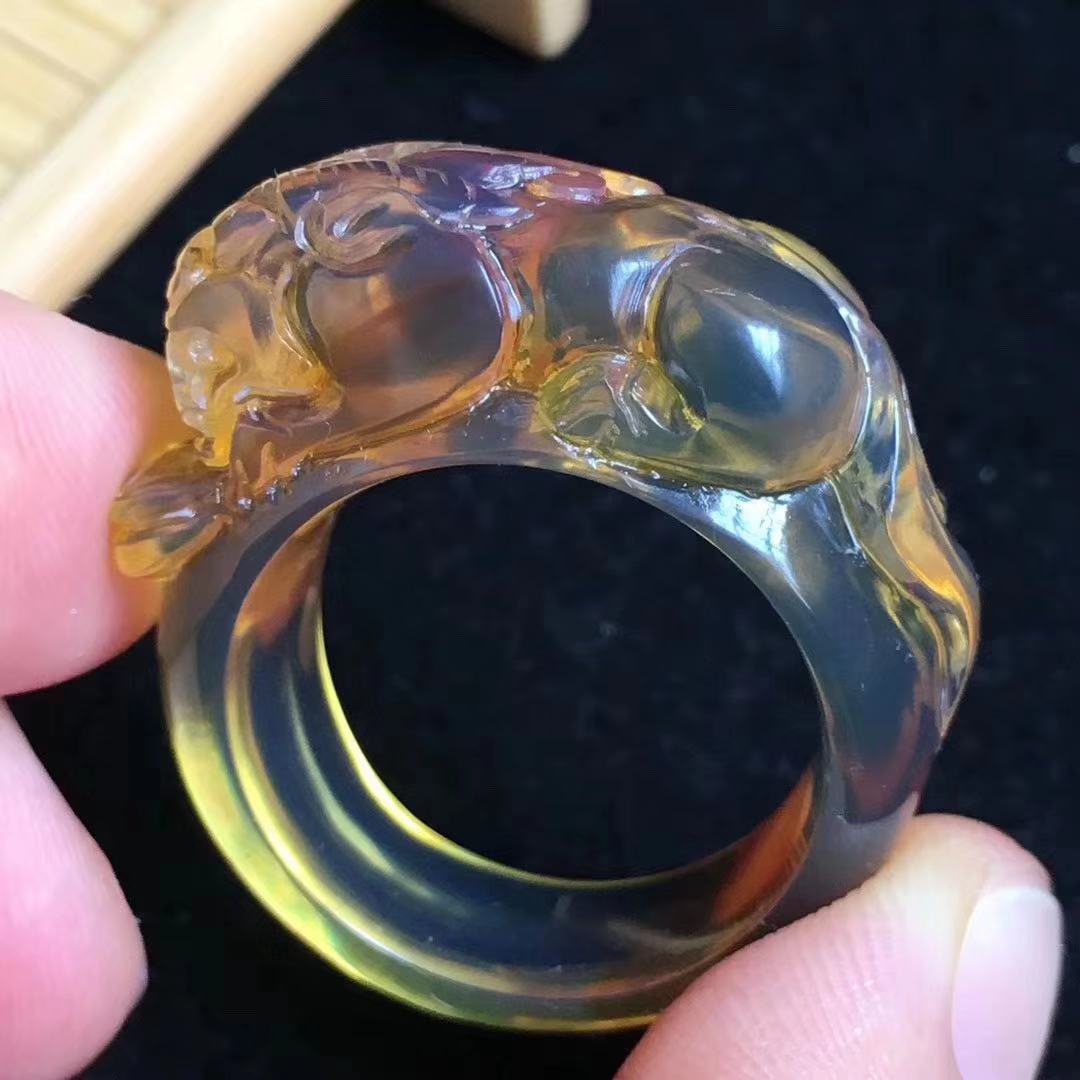 佩戴琥珀蜜蜡对身体有什么好处,成人佩戴琥珀蜜蜡