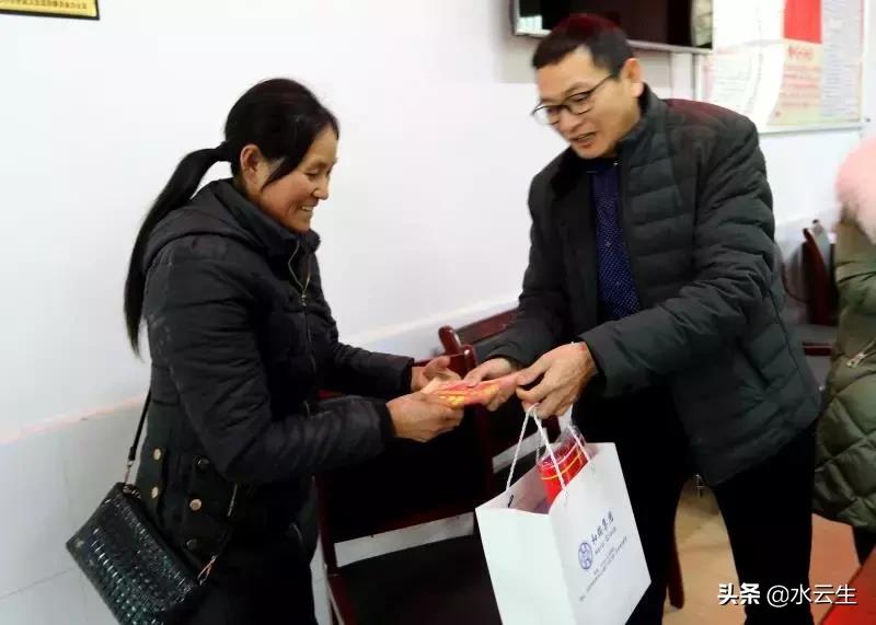 武冈这家公司好大气，给村民拜年发600元一个大红包