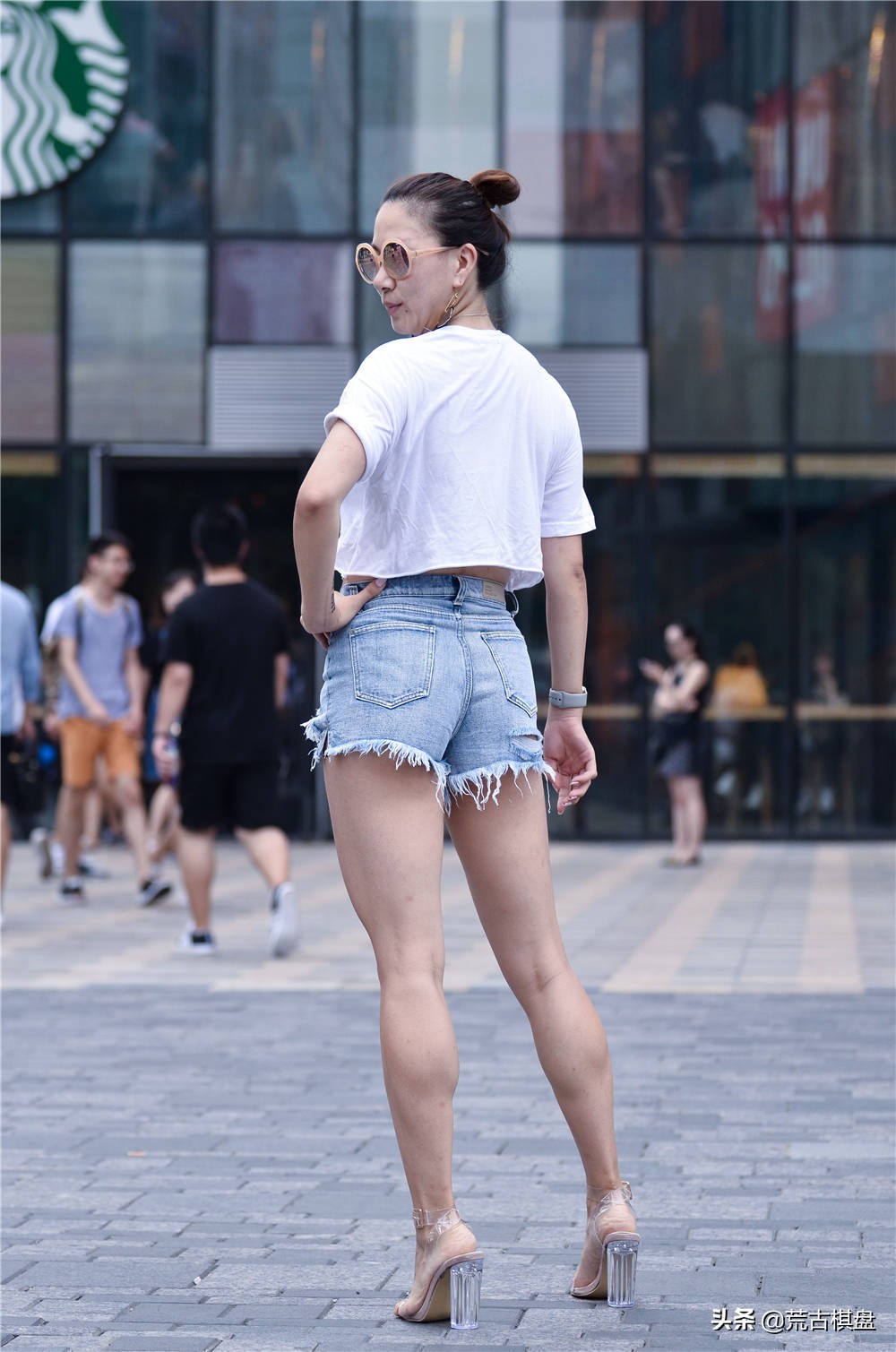 过膝牛仔短裤宽松最个性搭配,牛仔小众短裤搭配什么鞋子