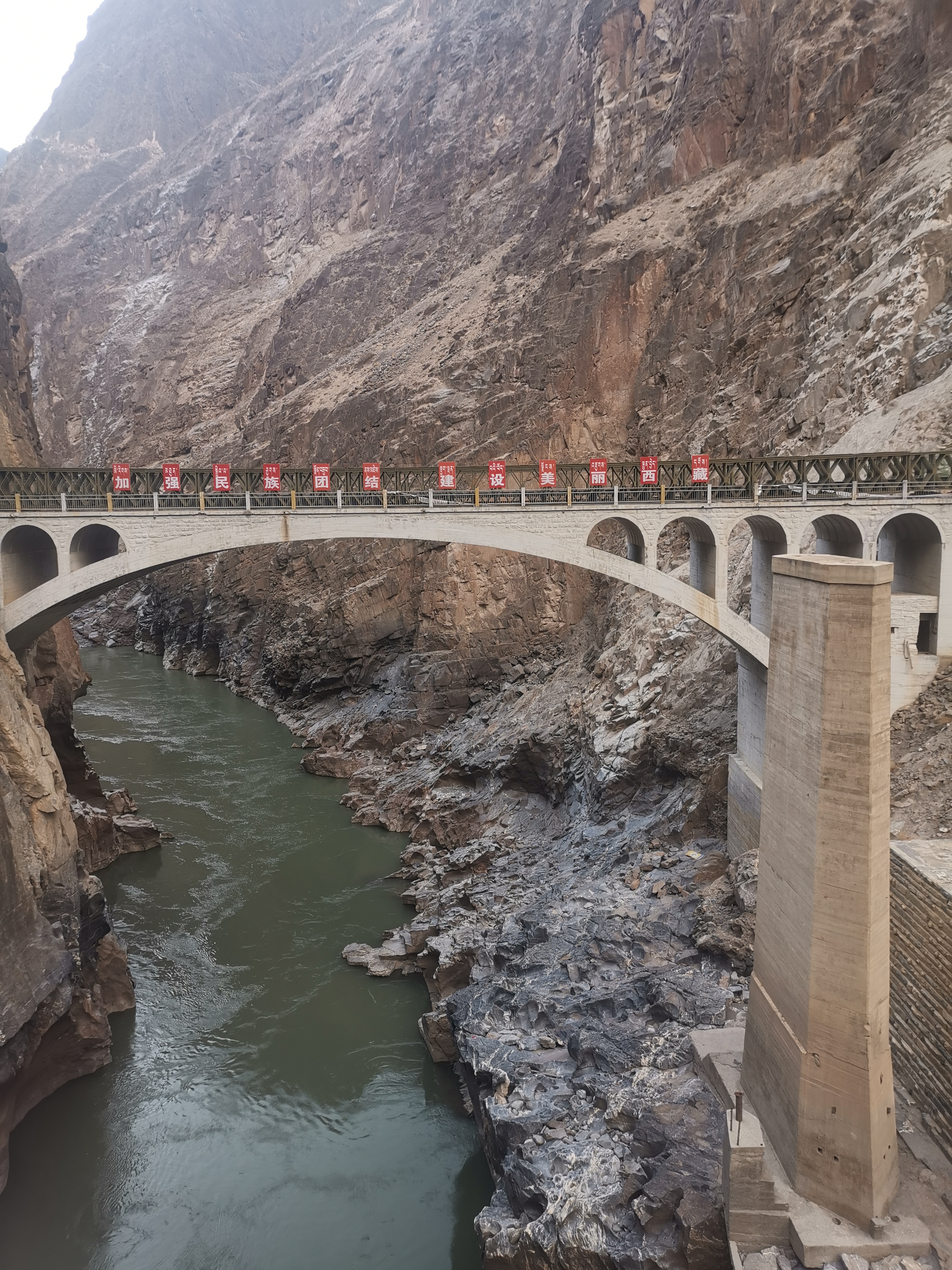 318川藏线怒江大桥桥墩是怎么回事,怒江大桥有多可怕