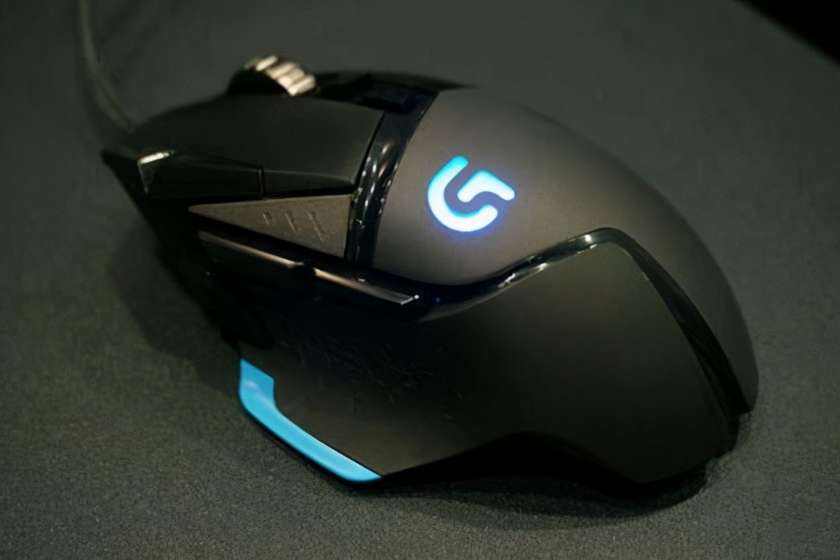 鼠标乱动是怎么回事,笔记本鼠标指针乱动怎么回事