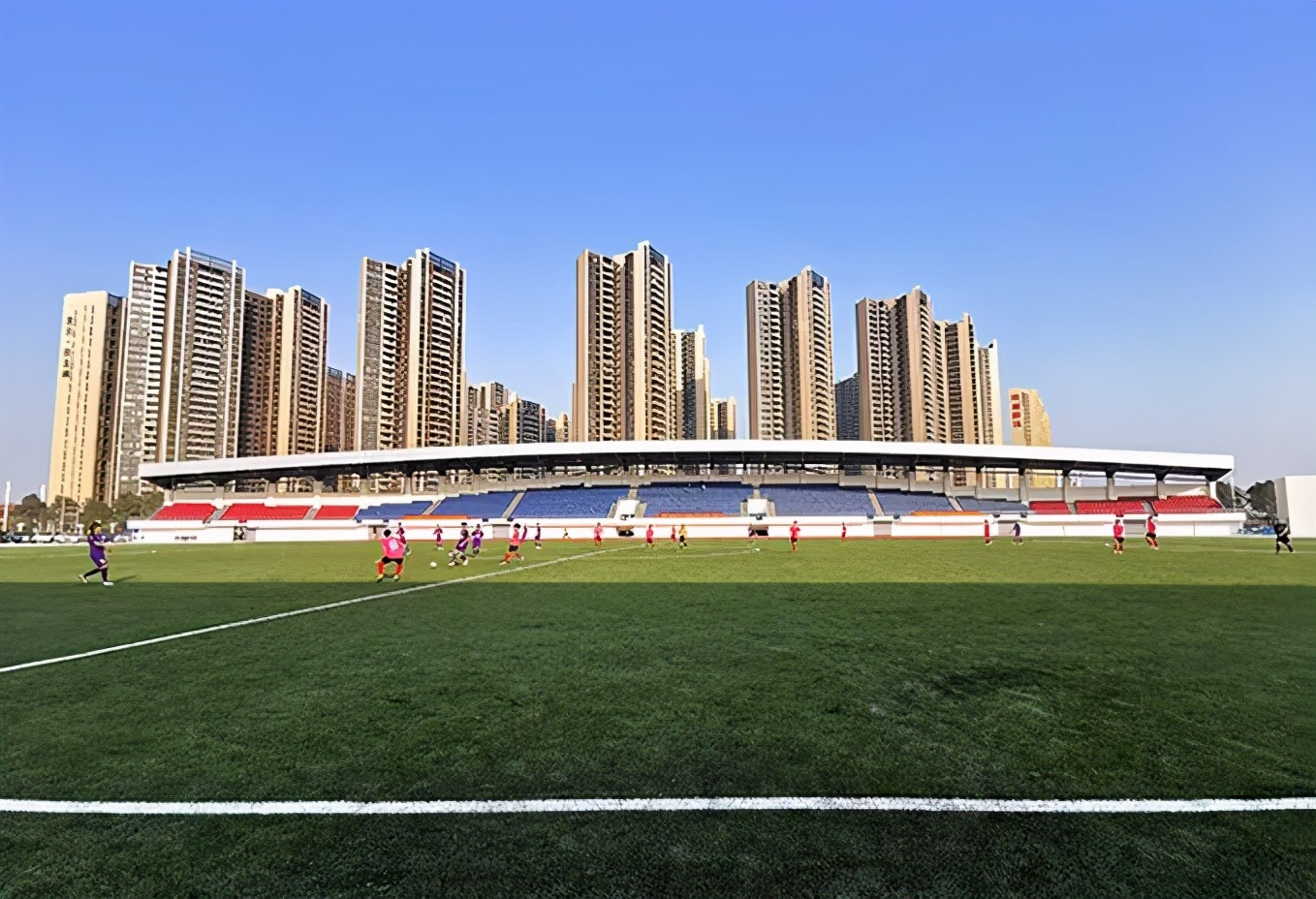 万人广场恒温游泳馆,万人体育场游泳馆