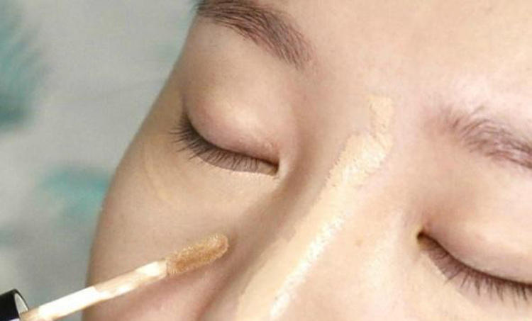 素颜霜遮瑕和粉底的先后顺序,化妆时是先上防晒还是粉底