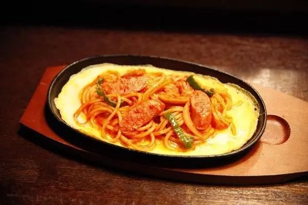 深夜食堂美食总能治愈人,深夜食堂的暖心料理汉堡牛排