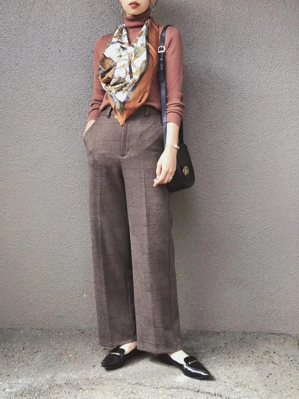 一条丝巾穿搭创意,一看就会的超简单丝巾时髦搭配