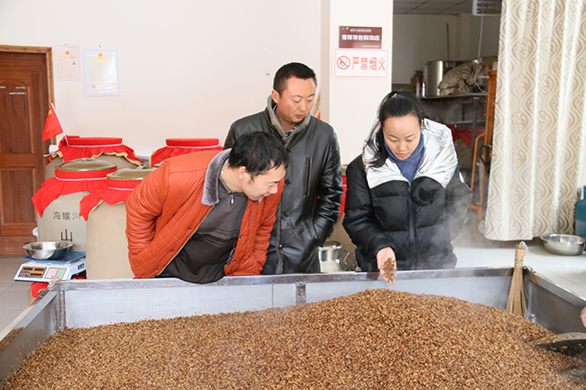 如何提高白酒出酒率技巧,上酒的正确方法和技术