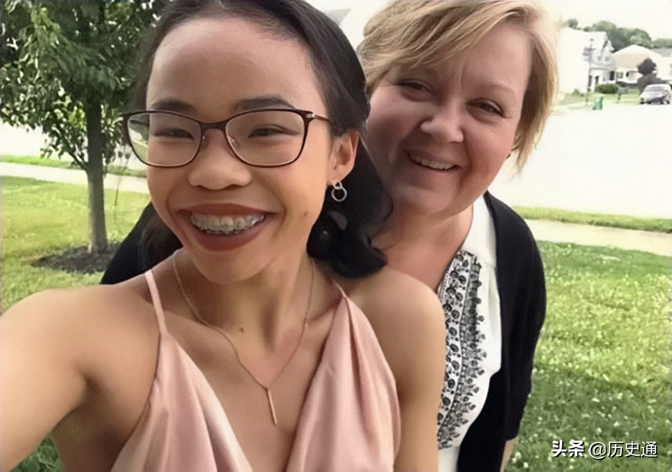 三个女孩父母双亡被收养动漫,三个女孩被收养后不同命运