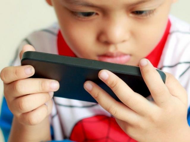 奶奶老是给孩子玩手机怎么办,奶奶总给孩子吃零食