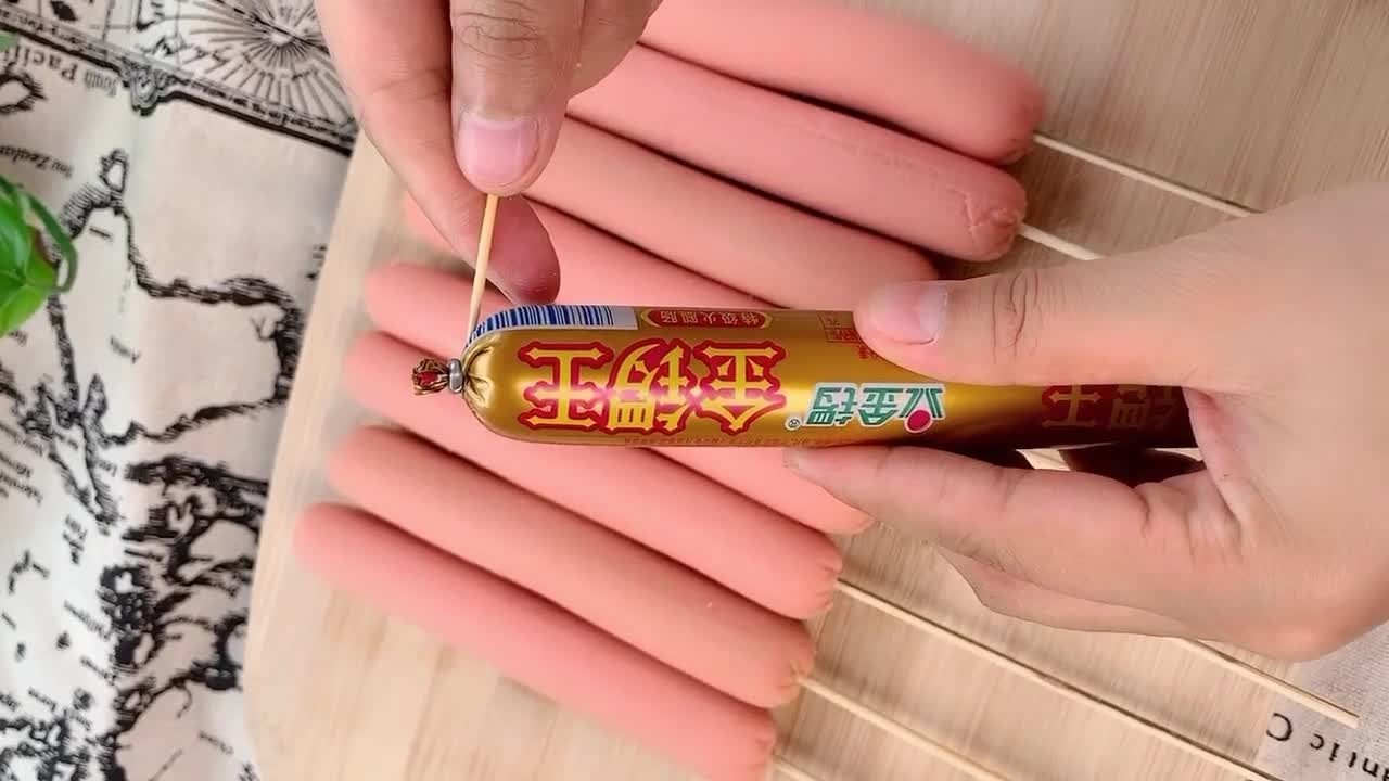 脆皮油炸火腿肠,油炸火腿肠时表面一层糊状是什么