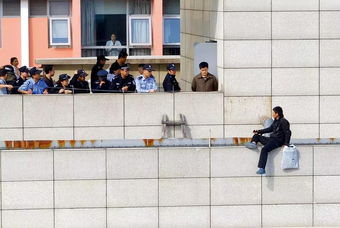 揭秘自杀热线接线员