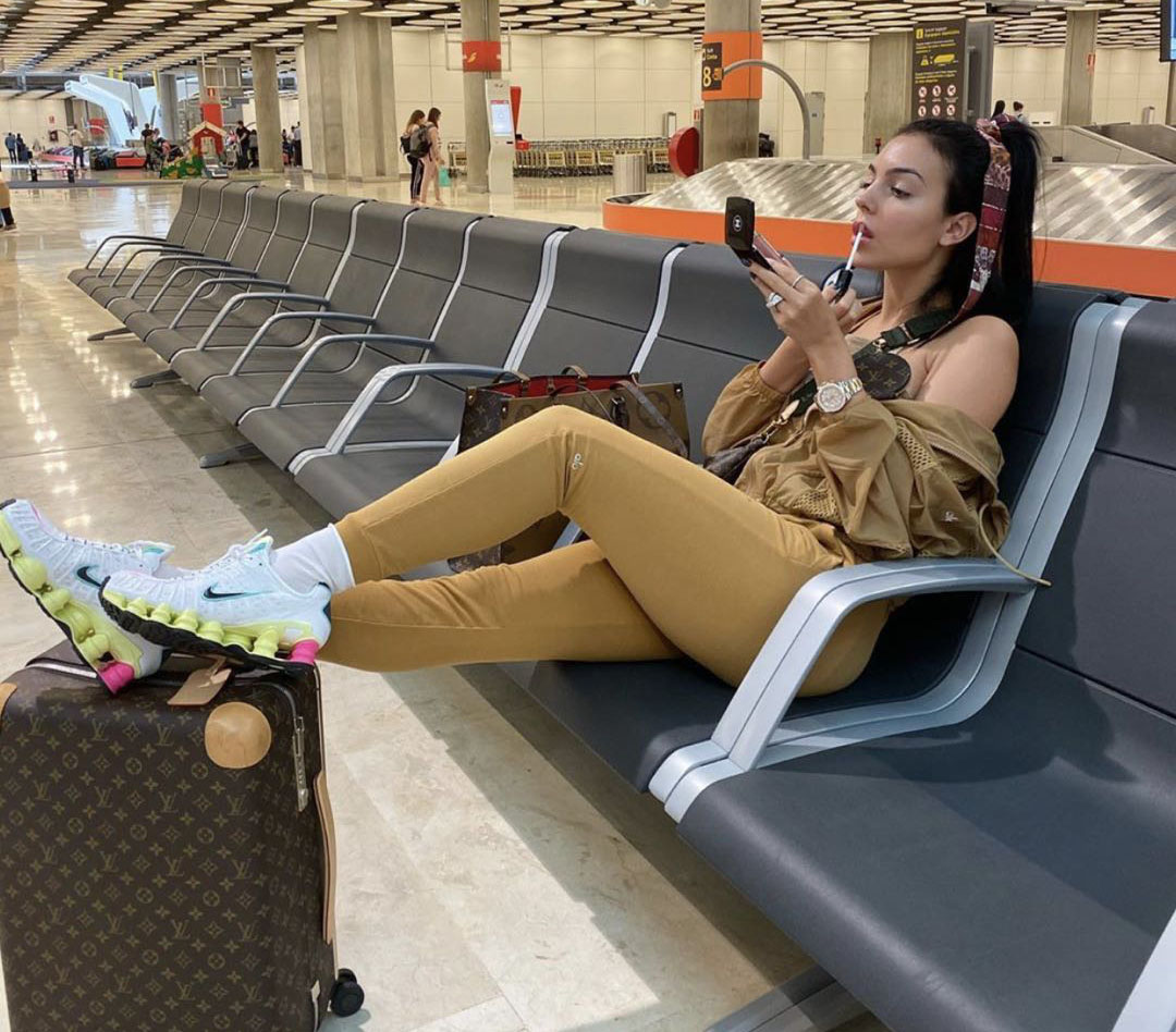 c罗在赛场亲吻乔治娜,c罗和女友乔治娜穿球衣合照图