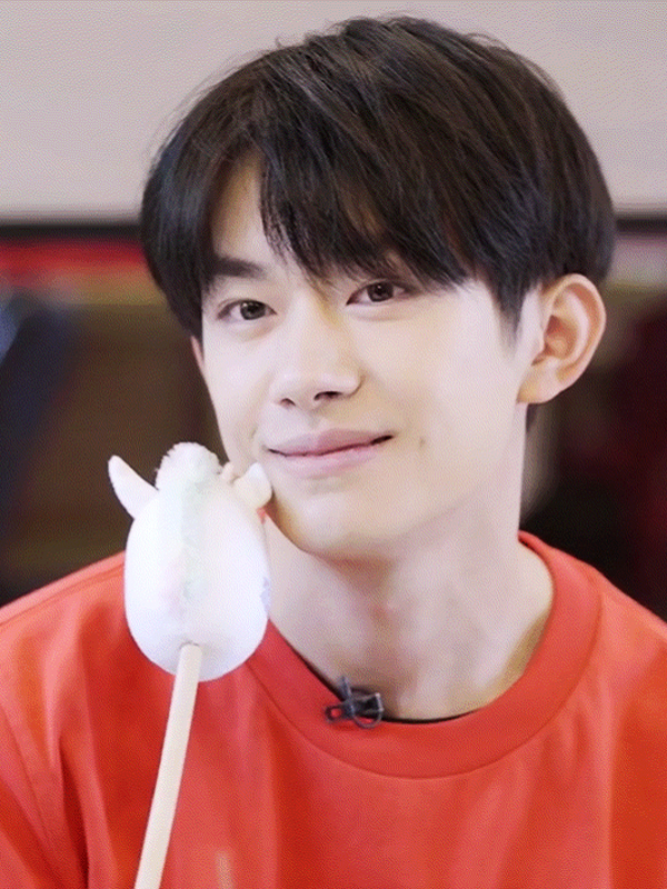 阿迪宠孩子式宠千玺!熟悉的袜子包裤脚又来了,你还没学会吗