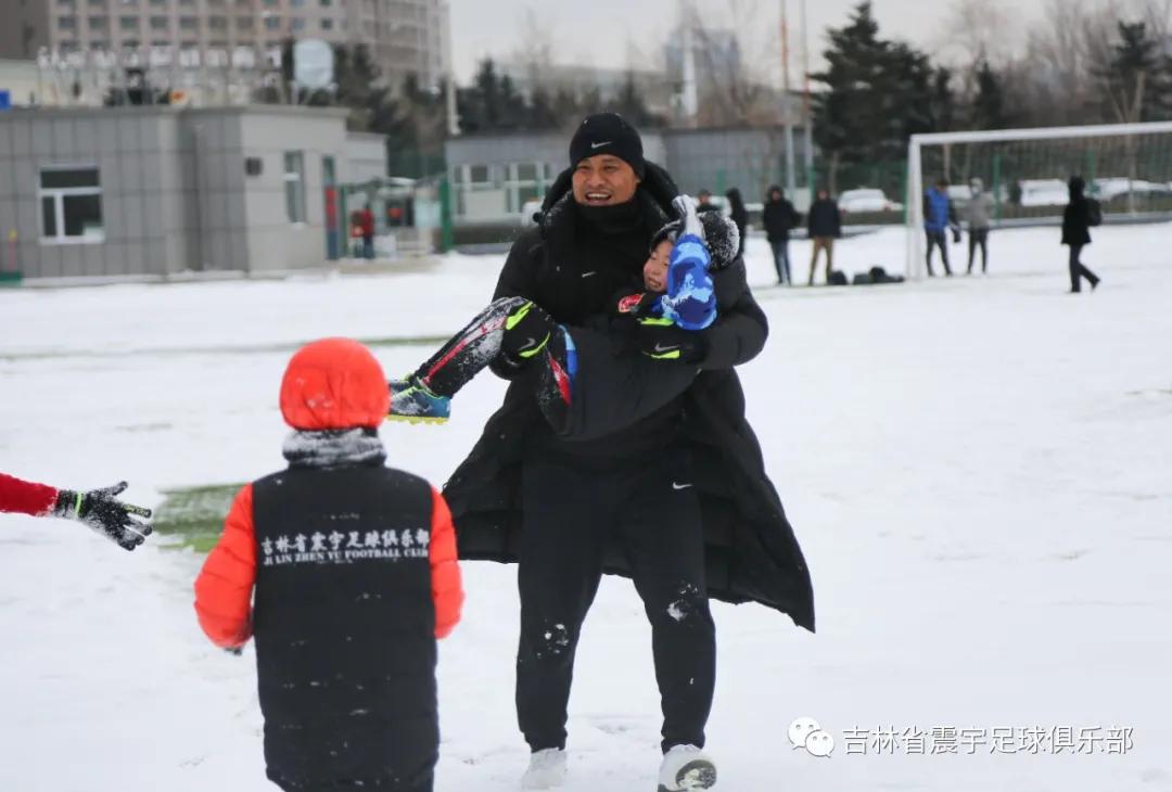 雪地快乐踢球,冰天雪地足球