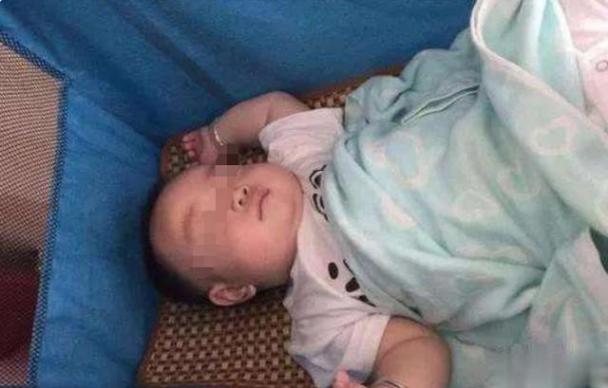 宝宝晚上睡觉蹬被子怎样解决,宝宝睡觉频繁蹬被子