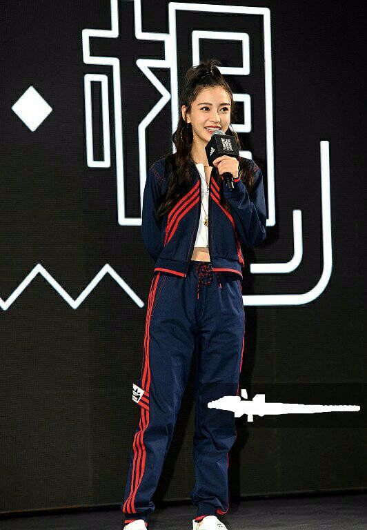 Baby这是碰到了什么造型师?这头发勒的好紧,看着就疼!