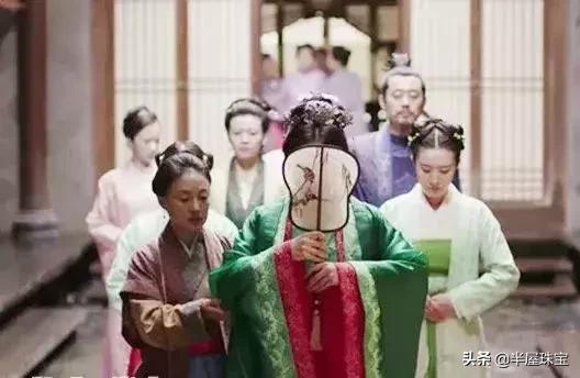 李湘晒奢华珠宝 (李湘戴的珍珠项链)