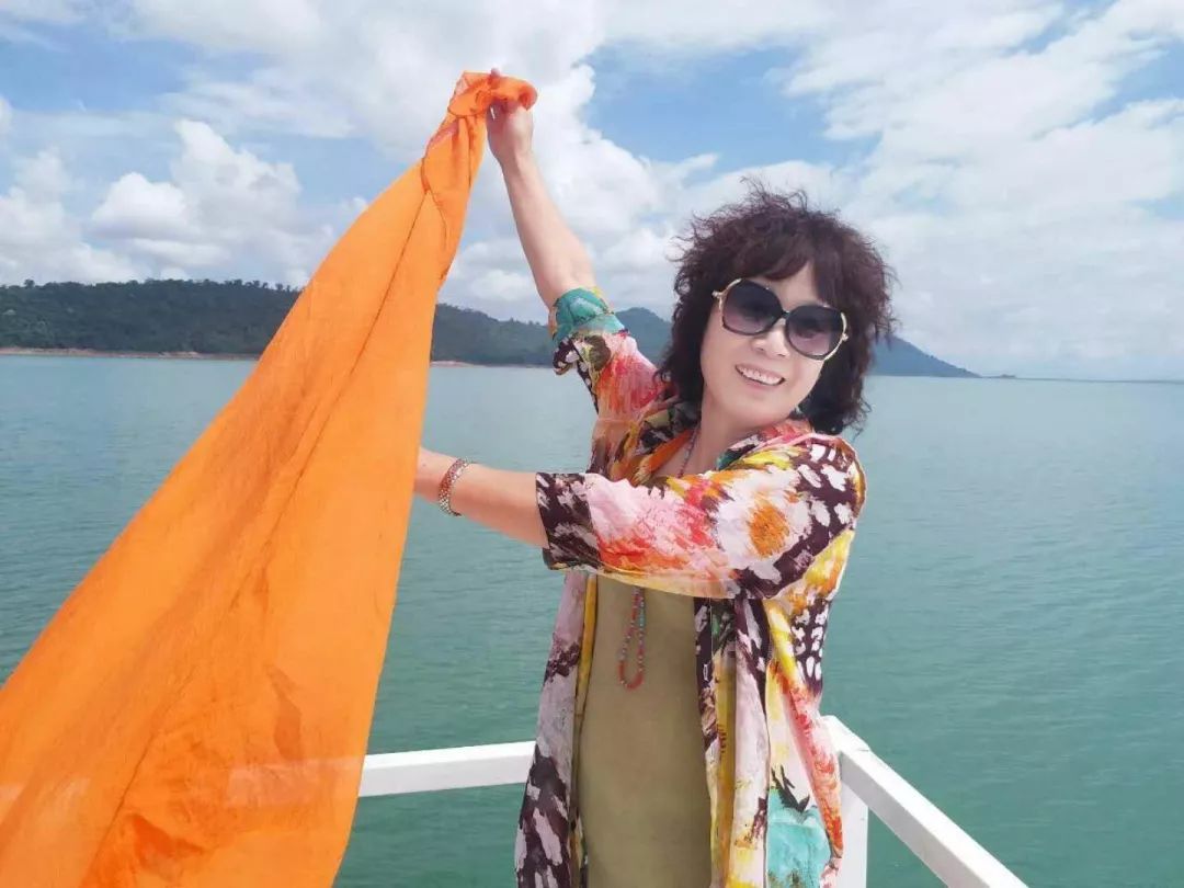 中国大妈旅游标配动作合集,中国大妈旅游拍摄姿势