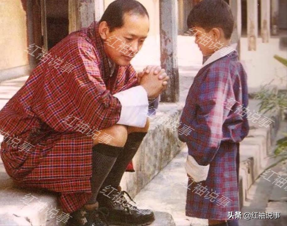 龙太子像个小大人，跟太上皇爷爷侃侃而谈，佩玛果然教子有方