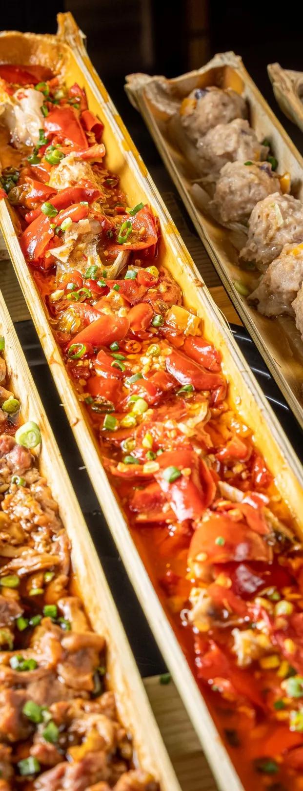 蒸鱼用竹筷子架上放盘子,用竹筒蒸的饭叫什么