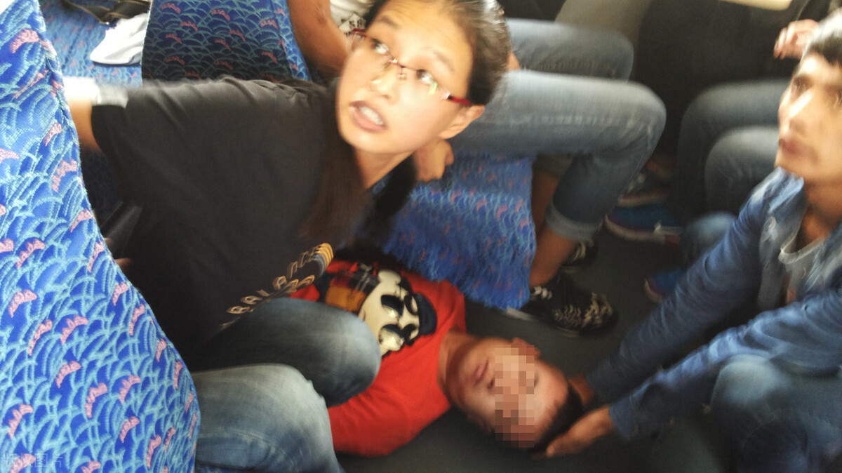 管家已经离开了警戒线，偷偷地向雾隐小鬼吹笛的方向靠近