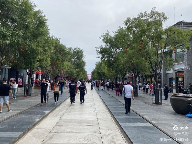 古老的前门大街,重新修缮过的前门大街的夜晚风情