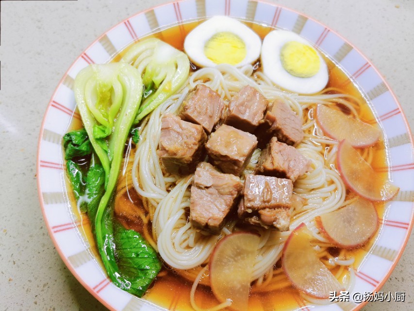 一清二白三红四绿五黄打三个字,一清二白四绿五黄