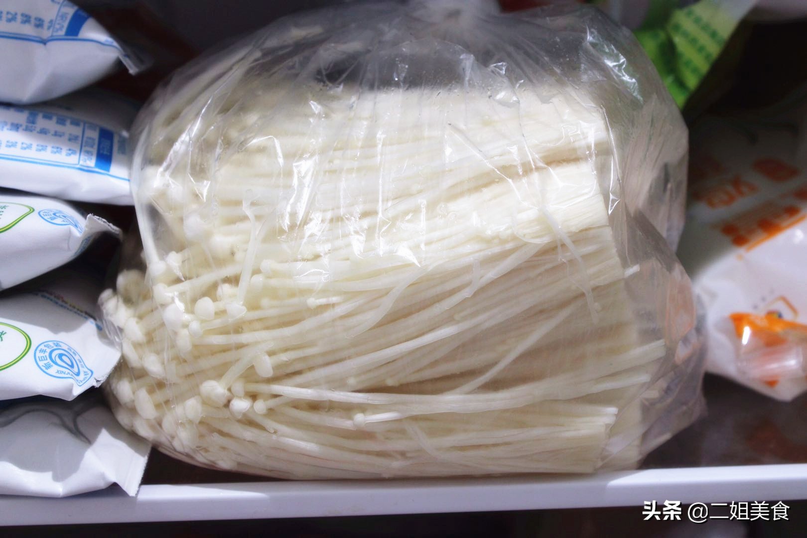 金针菇怎么放可以长时间保鲜,金针菇放冰箱时间长了还可以吃吗