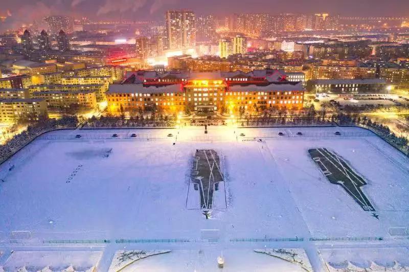 高校雪地双航母,哈尔滨一高校操场惊现双航母