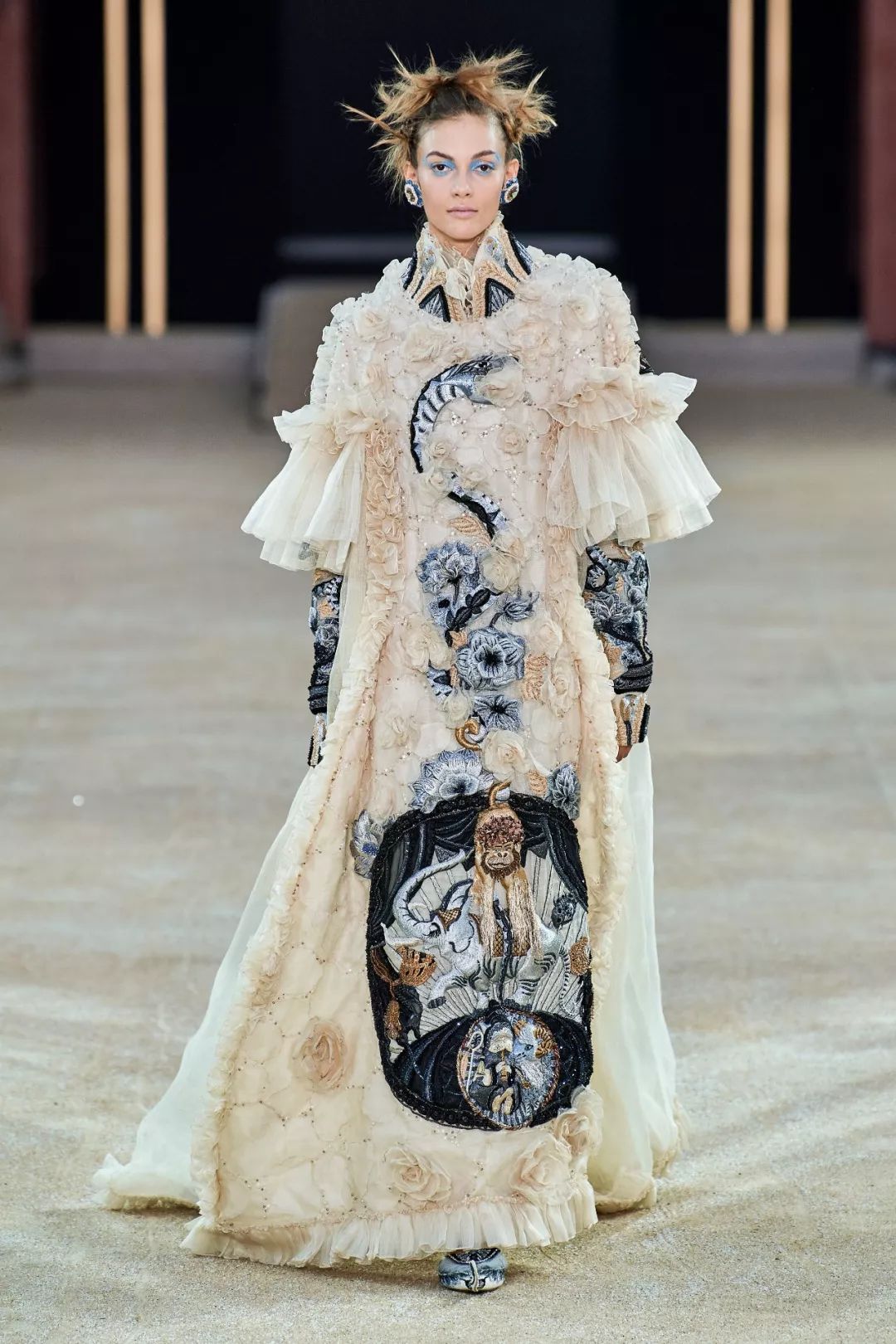 东方元素终于闪耀在时装金字塔尖 (东方元素时装周放异彩)