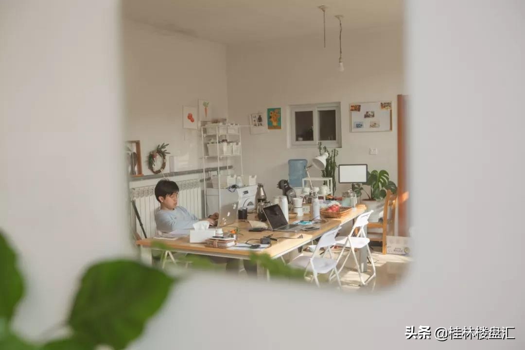 客厅沙发与大桌子的组合,客厅桌子代替沙发