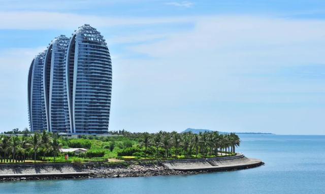 三亚凤凰岛夏天玩不够，住地标酒店，吹海风赏海景，学生*党**都夸好